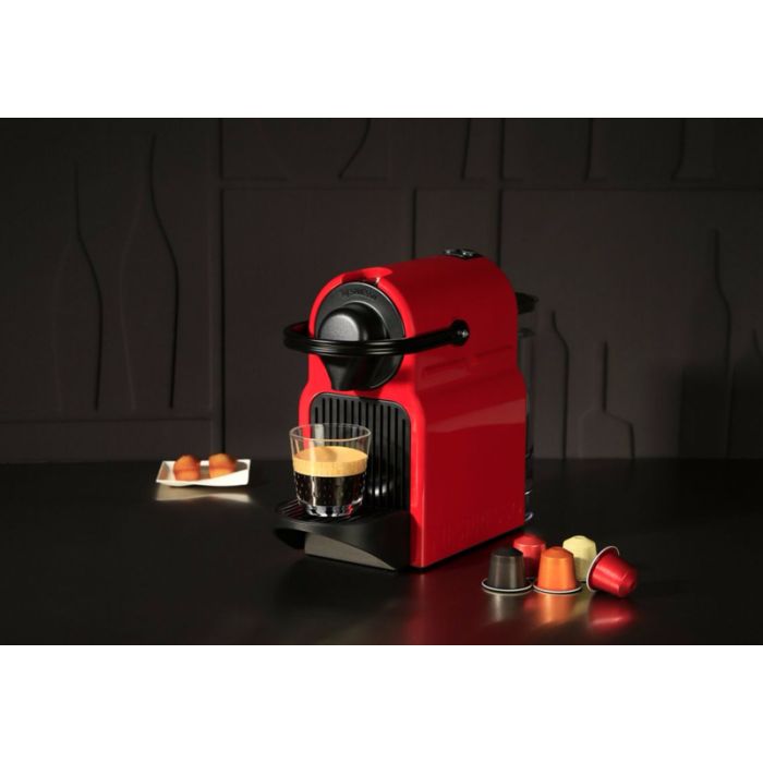 Krups Nespresso Inissia XN1005 - Cafetera monodosis de cápsulas Nespresso,  19 bares, apagado automático, capacidad de 0,7L, diseño compacto, modo eco,  color rojo, incluye kit de bienvenida : : Hogar y cocina